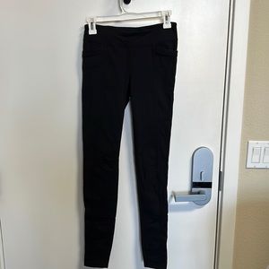 Athleta leggings with back pockets. Size ST. Black